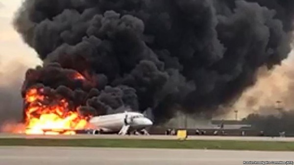 Khói lửa bốc ngùn ngụt trong vụ tai nạn máy bay Sukhoi ở Nga-1