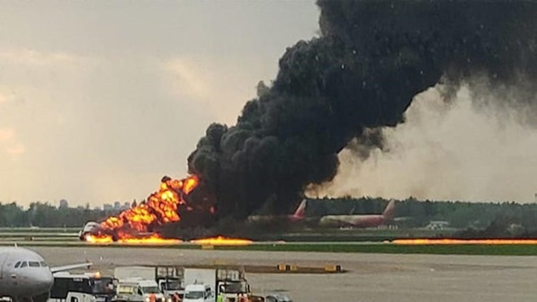 Khói lửa bốc ngùn ngụt trong vụ tai nạn máy bay Sukhoi ở Nga-2