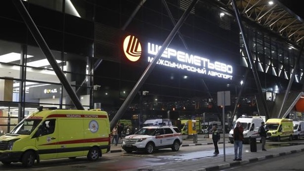 Khói lửa bốc ngùn ngụt trong vụ tai nạn máy bay Sukhoi ở Nga-3