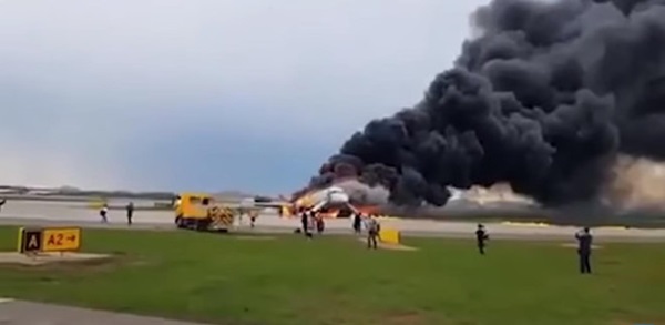 Khói lửa bốc ngùn ngụt trong vụ tai nạn máy bay Sukhoi ở Nga-4