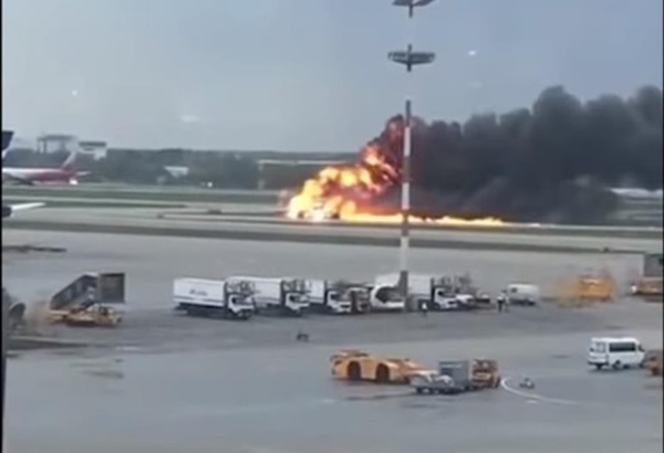 Khói lửa bốc ngùn ngụt trong vụ tai nạn máy bay Sukhoi ở Nga-5