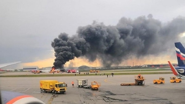 Khói lửa bốc ngùn ngụt trong vụ tai nạn máy bay Sukhoi ở Nga-6