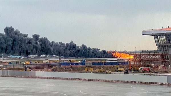 Khói lửa bốc ngùn ngụt trong vụ tai nạn máy bay Sukhoi ở Nga-7