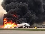 [VIDEO] Hành khách bất lực la hét, hoảng loạn khi máy bay Nga bị ngọn lửa hung ác nuốt chửng-2