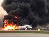 Khói lửa bốc ngùn ngụt trong vụ tai nạn máy bay Sukhoi ở Nga