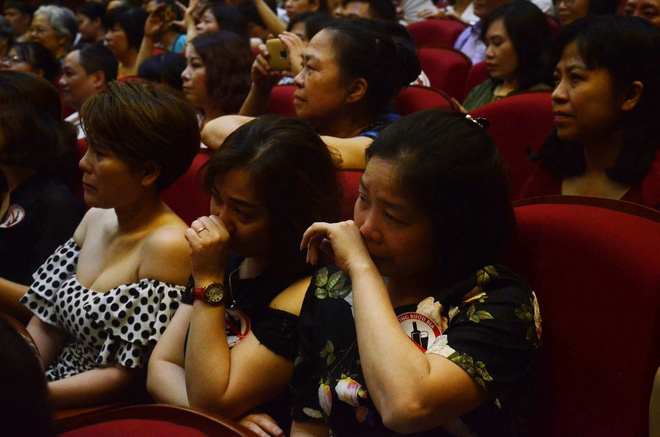 Nhiều người khóc trong đêm diễn ủng hộ gia đình nhân viên Nhà hát Kịch bị xe tông tử vong-4