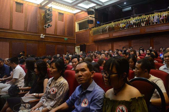 Nhiều người khóc trong đêm diễn ủng hộ gia đình nhân viên Nhà hát Kịch bị xe tông tử vong-3