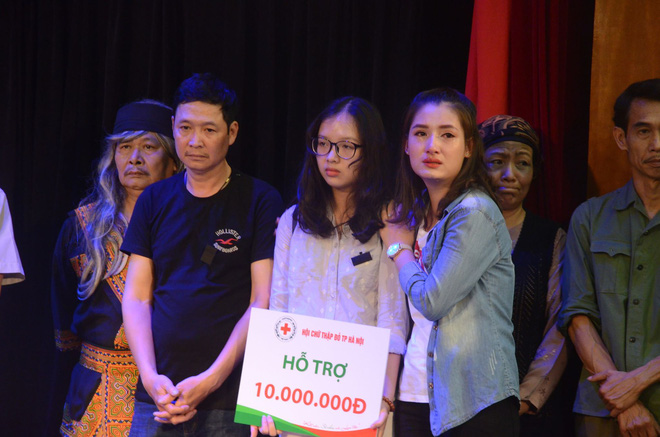 Nhiều người khóc trong đêm diễn ủng hộ gia đình nhân viên Nhà hát Kịch bị xe tông tử vong-7