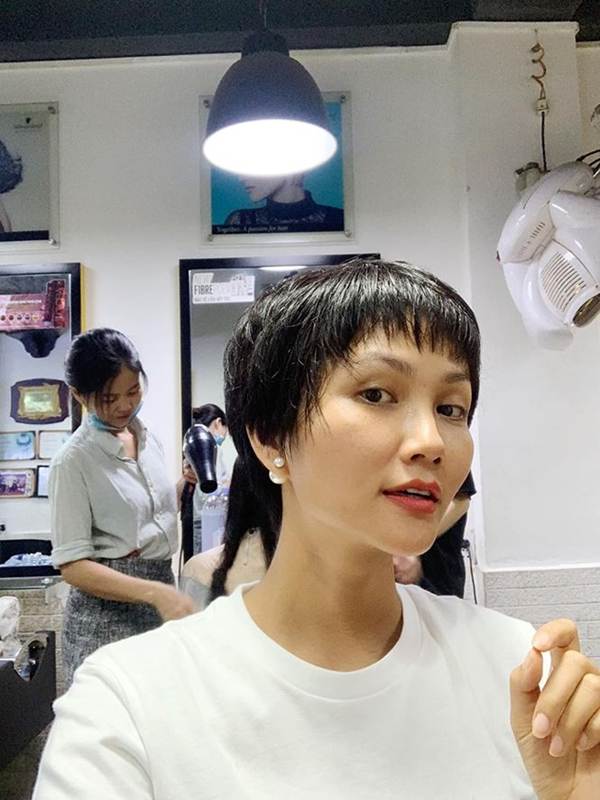 Hoàng Thuỳ cắt tóc ngắn giống HHen Niê trước thềm Miss Universe 2019?-3