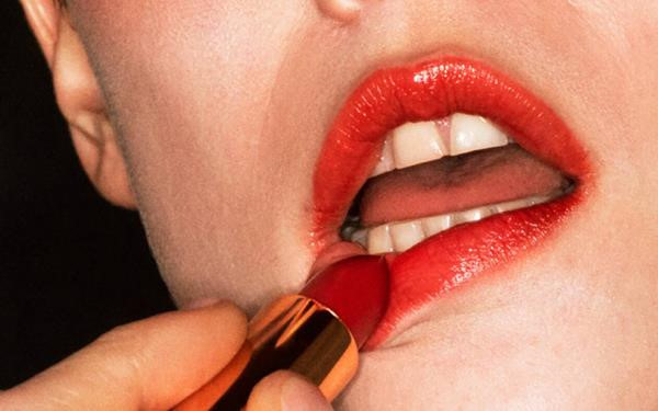 Lạ đời Gucci sử dụng người mẫu răng sún để quảng cáo son môi | Tin ...