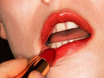 Lạ đời Gucci sử dụng người mẫu răng sún để quảng cáo son môi