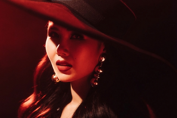 Võ Hạ Trâm tung ảnh mới gam trầm, môi đỏ đầy mê hoặc-1