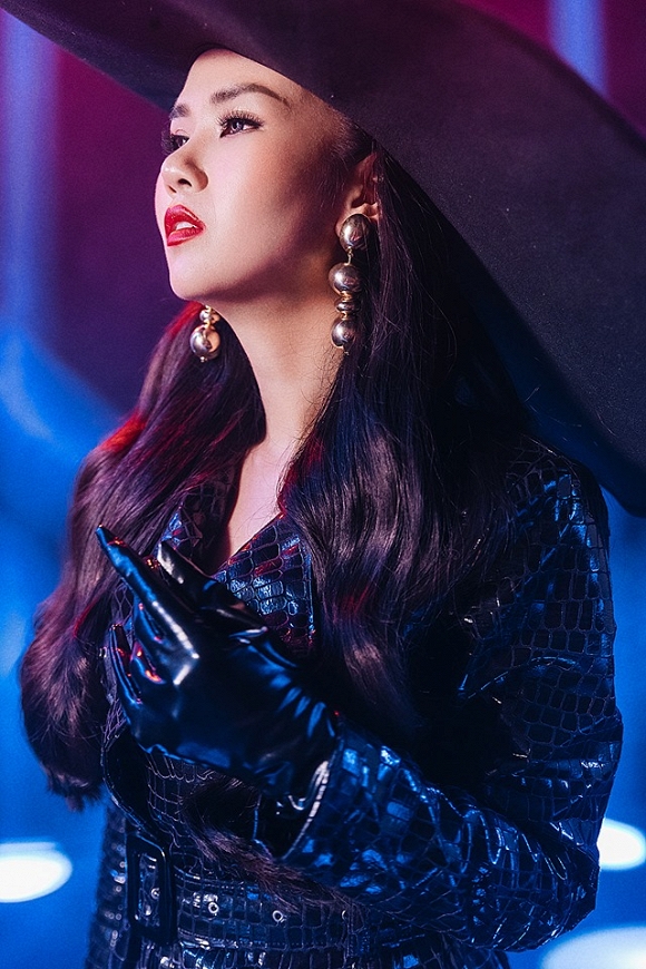 Võ Hạ Trâm tung ảnh mới gam trầm, môi đỏ đầy mê hoặc-10