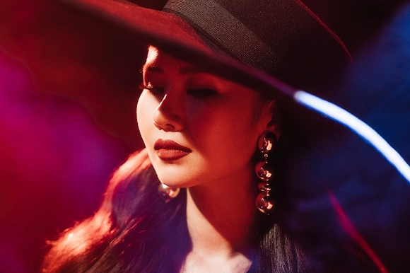 Võ Hạ Trâm tung ảnh mới gam trầm, môi đỏ đầy mê hoặc-3