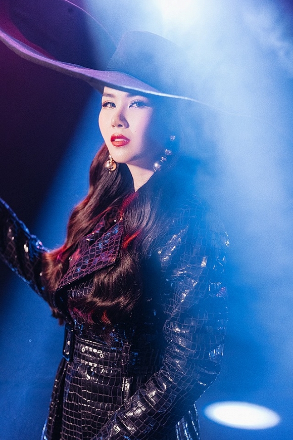 Võ Hạ Trâm tung ảnh mới gam trầm, môi đỏ đầy mê hoặc-5