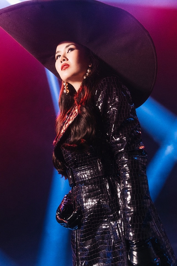 Võ Hạ Trâm tung ảnh mới gam trầm, môi đỏ đầy mê hoặc-6