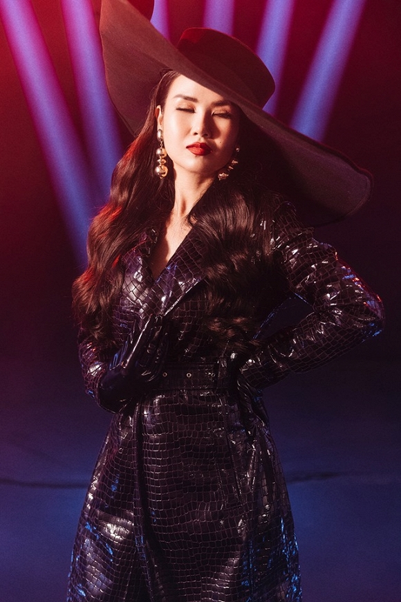 Võ Hạ Trâm tung ảnh mới gam trầm, môi đỏ đầy mê hoặc-7