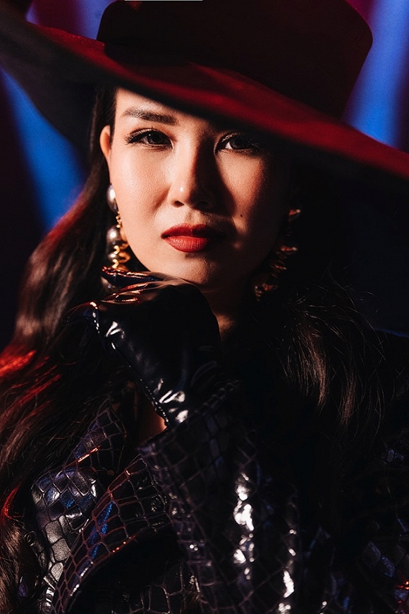 Võ Hạ Trâm tung ảnh mới gam trầm, môi đỏ đầy mê hoặc-8