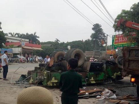 Bé 7 tuổi bị xe khách cán qua người, mẹ ôm thi thể con gào khóc-3