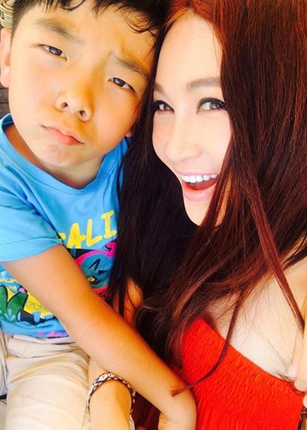 Sợ xấu không sinh con, quả bom sex kinh điển mọi thời đại vẫn làm mẹ và giờ thế này!-10