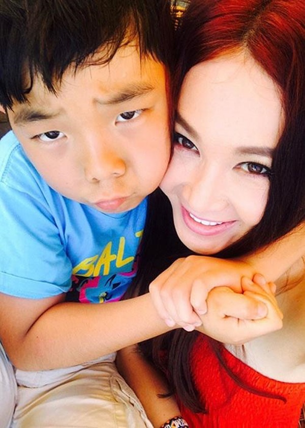 Sợ xấu không sinh con, quả bom sex kinh điển mọi thời đại vẫn làm mẹ và giờ thế này!-11