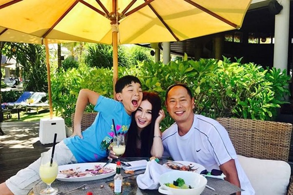 Sợ xấu không sinh con, quả bom sex kinh điển mọi thời đại vẫn làm mẹ và giờ thế này!-8