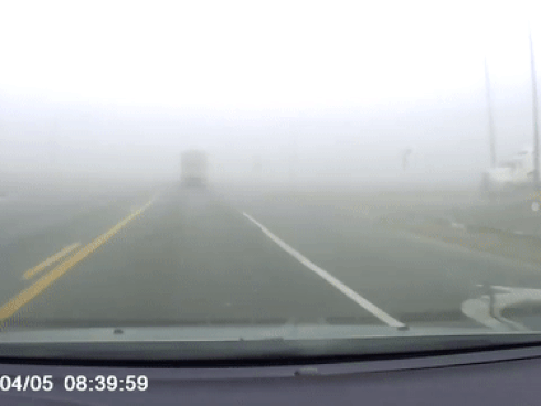 Đập tay chào nhau, chàng phượt thủ lao thẳng vào lề đường ngã sấp mặt-1