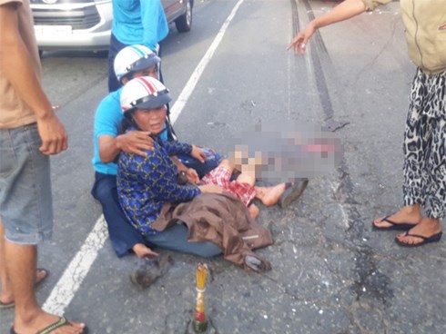 Bé 7 tuổi bị xe khách cán qua người, mẹ ôm thi thể con gào khóc