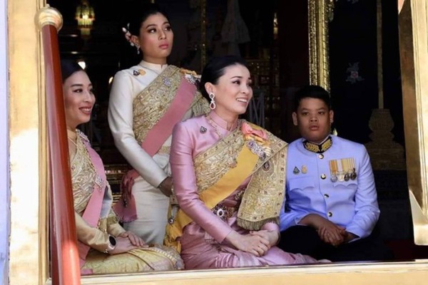 Tân Hoàng hậu Thái Lan bất ngờ gây thiện cảm với dân chúng nhờ một loạt khoảnh khắc đặc biệt chưa từng thấy trong lễ đăng quang của Quốc vương-2