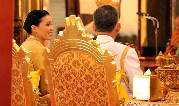 Tân Hoàng hậu Thái Lan bất ngờ gây thiện cảm với dân chúng nhờ một loạt khoảnh khắc đặc biệt chưa từng thấy trong lễ đăng quang của Quốc vương-6