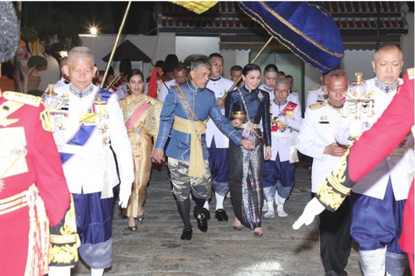Tân Hoàng hậu Thái Lan bất ngờ gây thiện cảm với dân chúng nhờ một loạt khoảnh khắc đặc biệt chưa từng thấy trong lễ đăng quang của Quốc vương-7
