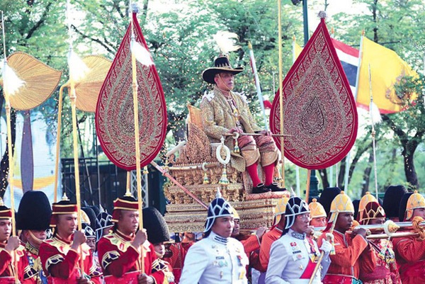 Tân Hoàng hậu Thái Lan bất ngờ gây thiện cảm với dân chúng nhờ một loạt khoảnh khắc đặc biệt chưa từng thấy trong lễ đăng quang của Quốc vương-8