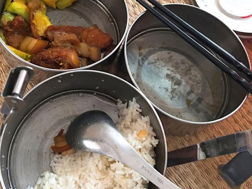 Về muộn được vợ để phần mâm cơm tươm tất, nhưng anh chồng chỉ biết khóc ròng khi đọc lời nhắn nhủ đầy yêu thương-4