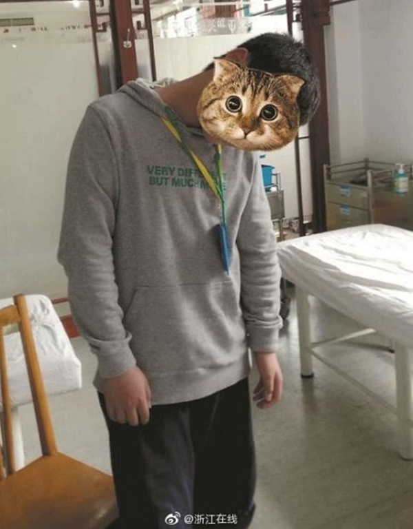 Cậu bé 10 tuổi bị lệch cột sống cổ chỉ vì thói quen mà rất nhiều người thường làm hàng ngày-1