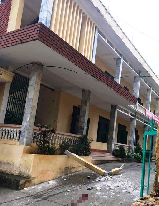Cột bê tông bất ngờ rơi từ tầng 2 xuống sân trường, 2 học sinh nhập viện cấp cứu-1