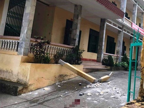 Cột bê tông bất ngờ rơi từ tầng 2 xuống sân trường, 2 học sinh nhập viện cấp cứu