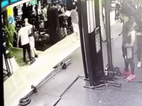 Đứng tim khoảnh khắc dao làm bếp rơi từ nhà chung cư, suýt trúng đầu người đi đường-1