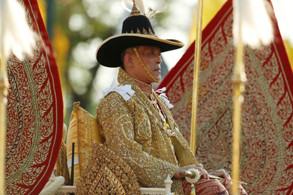 Dân mạng tranh cãi vì nghi ngờ con mèo trong lễ đăng quang của vua Thái Lan là giả-3