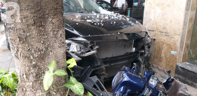 Hà Nội: Hốt hoảng khi xế hộp 4 chỗ cuốn hàng chục xe máy vào gầm, tài xế có biểu hiện say xỉn-8