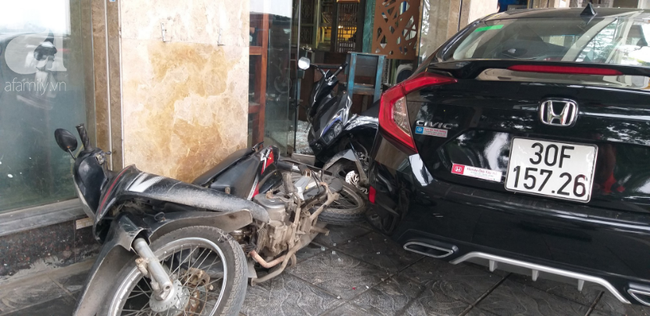 Hà Nội: Hốt hoảng khi xế hộp 4 chỗ cuốn hàng chục xe máy vào gầm, tài xế có biểu hiện say xỉn-7