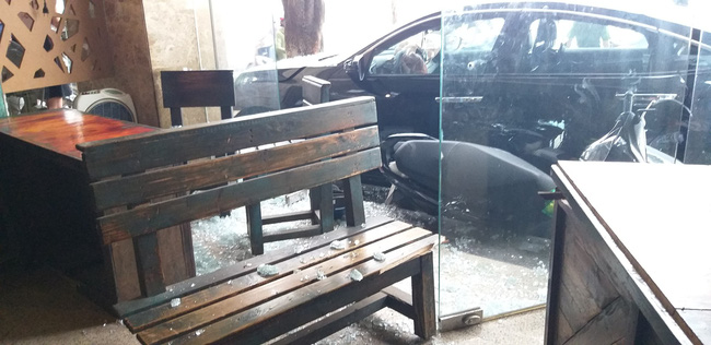 Hà Nội: Hốt hoảng khi xế hộp 4 chỗ cuốn hàng chục xe máy vào gầm, tài xế có biểu hiện say xỉn-6