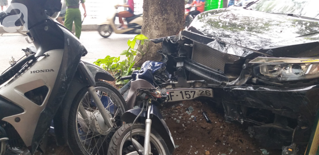 Hà Nội: Hốt hoảng khi xế hộp 4 chỗ cuốn hàng chục xe máy vào gầm, tài xế có biểu hiện say xỉn-5