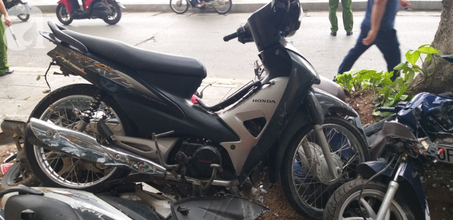 Hà Nội: Hốt hoảng khi xế hộp 4 chỗ cuốn hàng chục xe máy vào gầm, tài xế có biểu hiện say xỉn-3