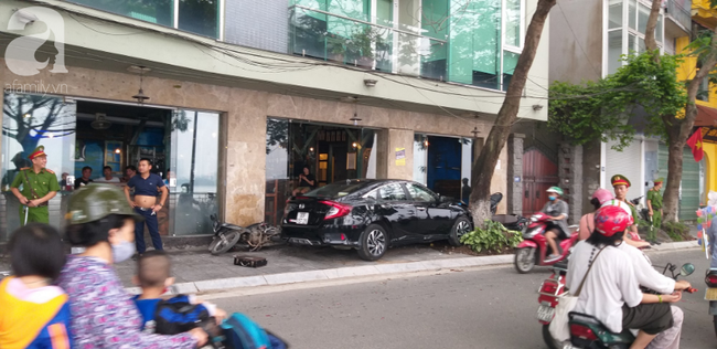 Hà Nội: Hốt hoảng khi xế hộp 4 chỗ cuốn hàng chục xe máy vào gầm, tài xế có biểu hiện say xỉn-2