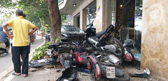 Hà Nội: Hốt hoảng khi xế hộp 4 chỗ cuốn hàng chục xe máy vào gầm, tài xế có biểu hiện say xỉn-1