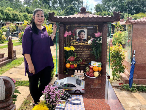 Thông báo thời gian cúng 49 ngày cho Anh Vũ nhưng Hồng Vân bị anti-fan ác miệng: Cô xuống dưới với Anh Vũ cho vui-4