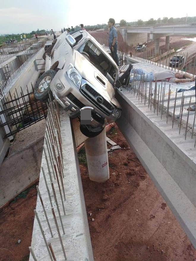 Hiện trường vụ tai nạn ảo nhất ngày: Ô tô bay lên chiếc cầu đang xây-2