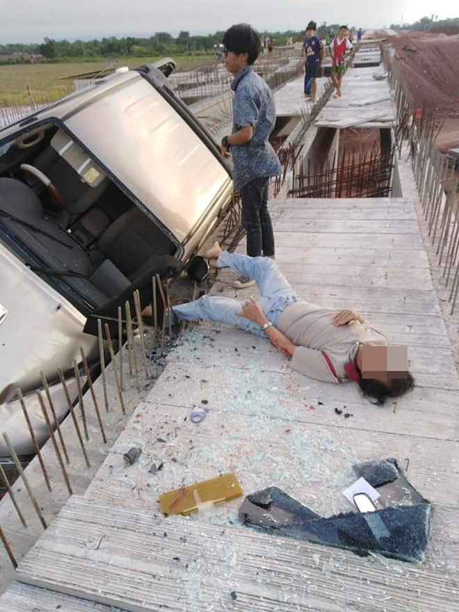 Hiện trường vụ tai nạn ảo nhất ngày: Ô tô bay lên chiếc cầu đang xây-3