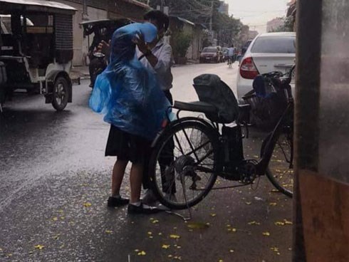 Hành động lãng mạn dưới cơn mưa của bé trai với cô bạn đi cùng khiến tất cả 'tan chảy'