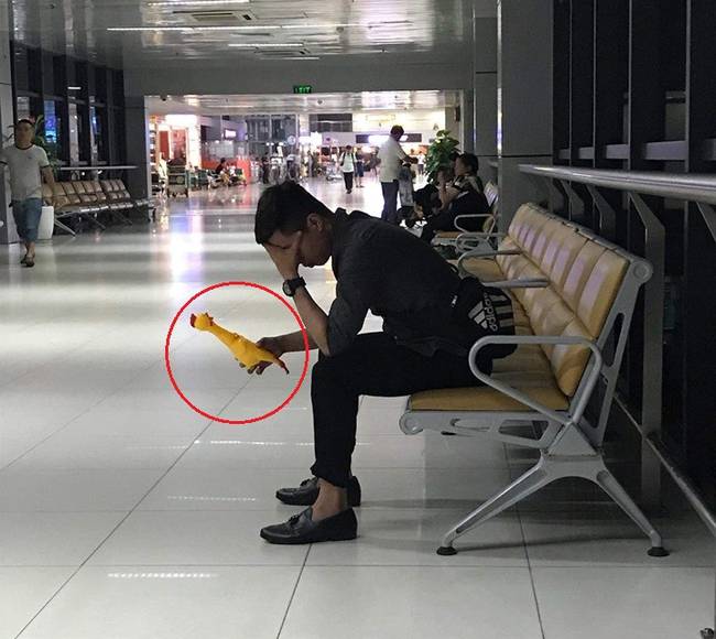 Thanh niên bay từ Hà Nội vào Đà Nẵng chỉ để trả bạn gái cũ kỷ vật xưa, biết được đó là thứ gì, dân mạng cười không ngớt-1